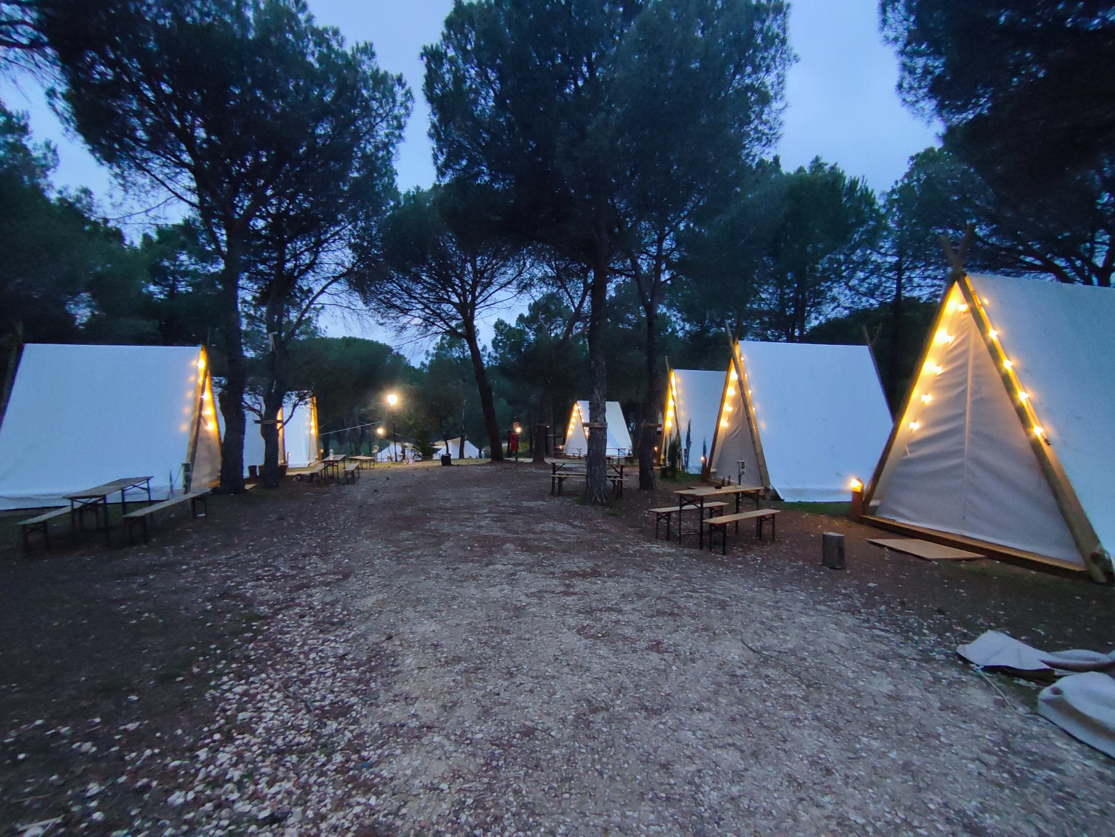 Noche estrellada sobre las tiendas del Camping Los Villares en la Sierra de Córdoba