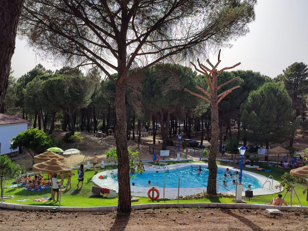 Piscina exterior del Camping Los Villares para adultos y niños en Córdoba
