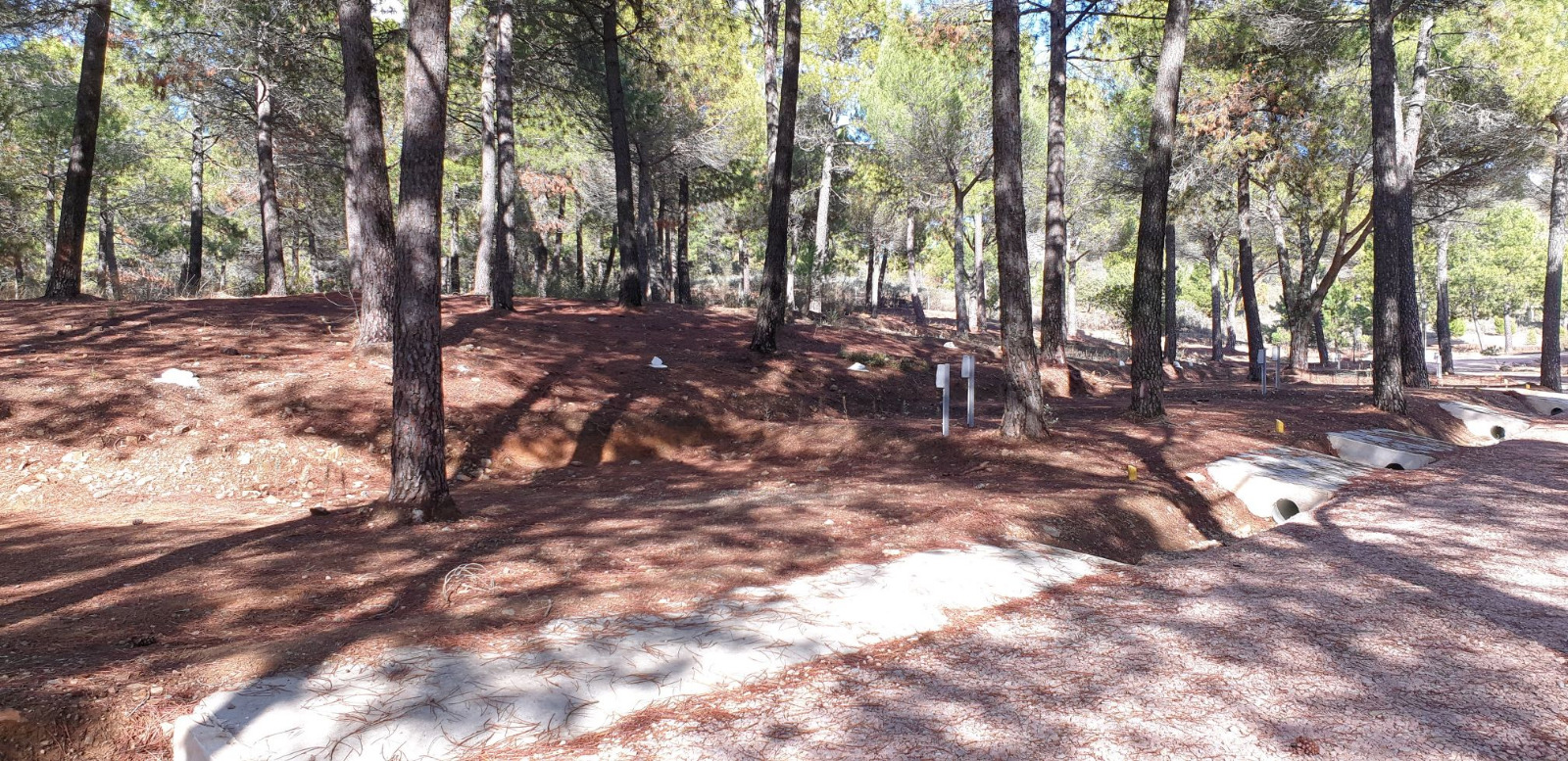 Zona de acampada libre con tiendas de campaña en Los Villares, Sierra de Córdoba